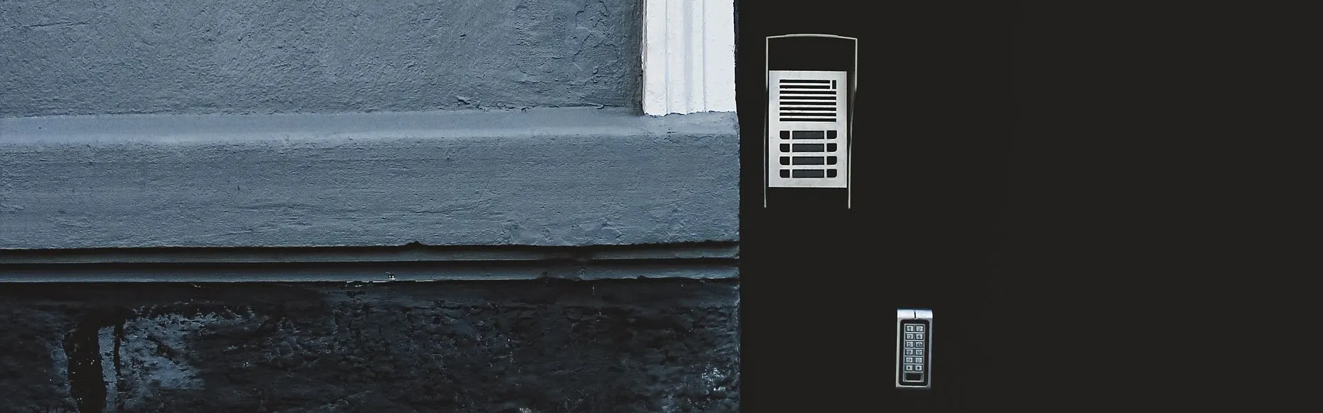 Puerta oscura con teclado de control de acceso