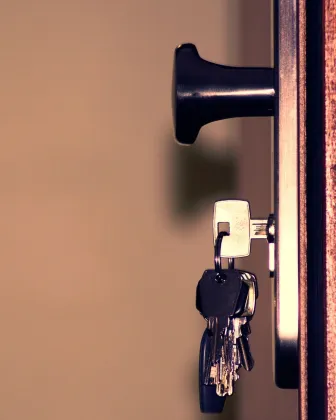 Cerradura y llaves en el canto de una puerta de madera