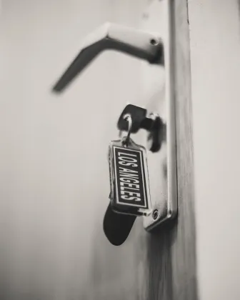 Llave insertada en la cerradura de una puerta