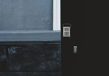 Puerta oscura con teclado de control de acceso