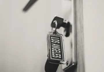 Llave insertada en la cerradura de una puerta
