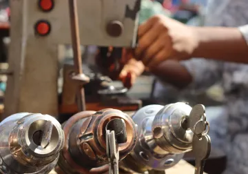 Trabajo de cerrajería con cilindros y máquina de llaves