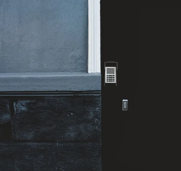 Puerta oscura con teclado de control de acceso