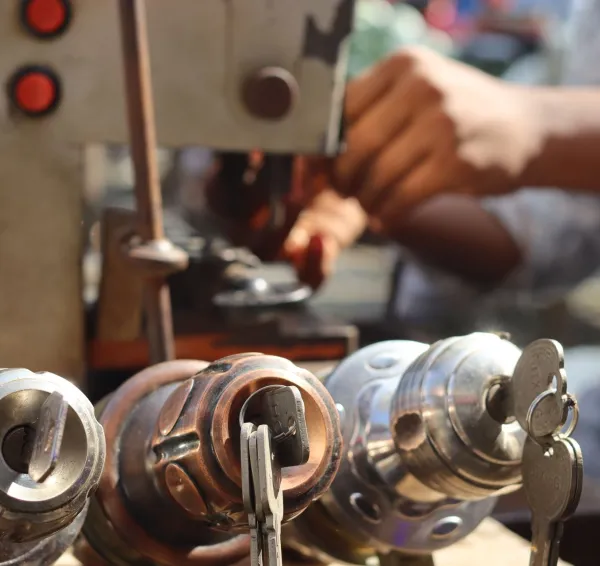 Trabajo de cerrajería con cilindros y máquina de llaves