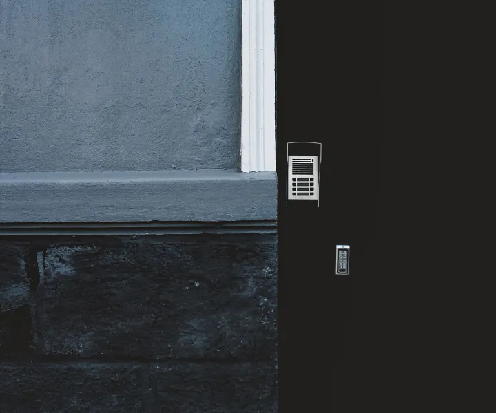 Puerta oscura con teclado de control de acceso